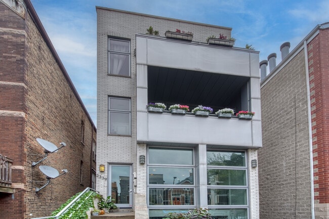 Building Photo - 2339 N Leavitt St