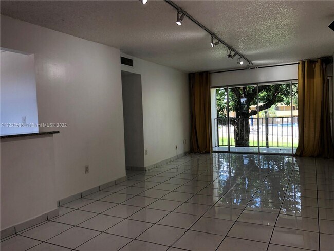 Building Photo - 9190 Fontainebleau Blvd