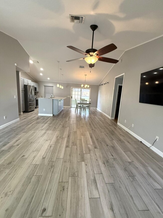 Building Photo - 1835 17th Ave SW