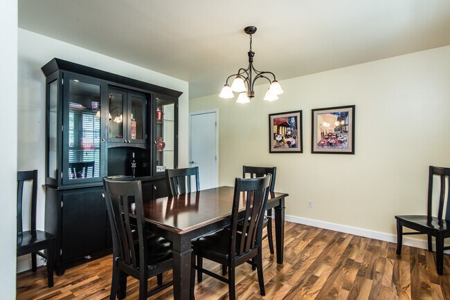 Foto del edificio - 1620 Dahlia Ct