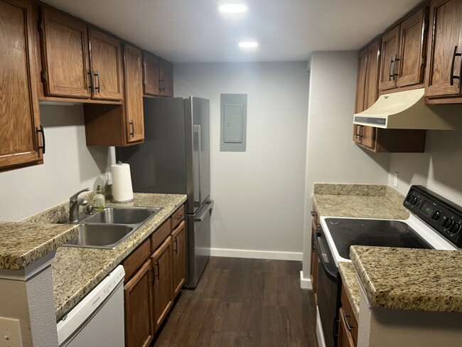 Foto del edificio - 8335 Fairmount Dr