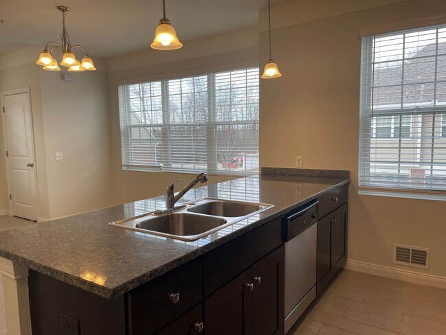 Foto del edificio - Shelby Township - 3 Bedroom, 2 Bath, End-Unit condo style w/Att Garage