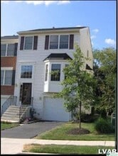 Building Photo - 411 S Oak St