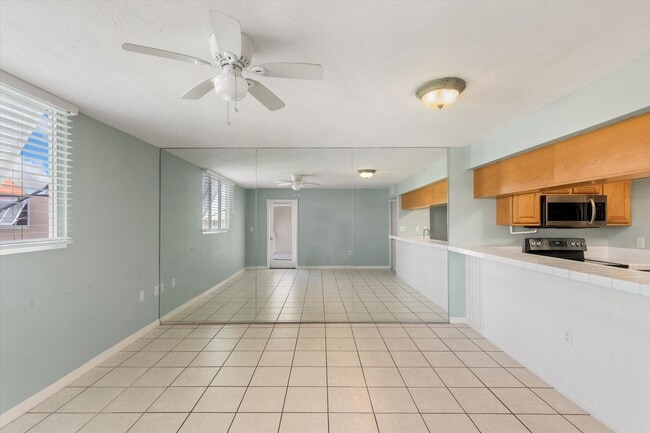 Building Photo - 3 Bedroom, 2 Bathroom Unfurnished Condo for a 1 year lease!