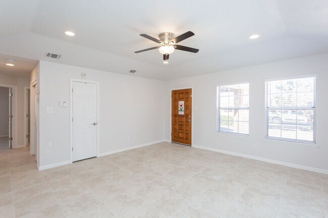 Building Photo - 3 br, 2 bath House - 1010 Ivy Dr.