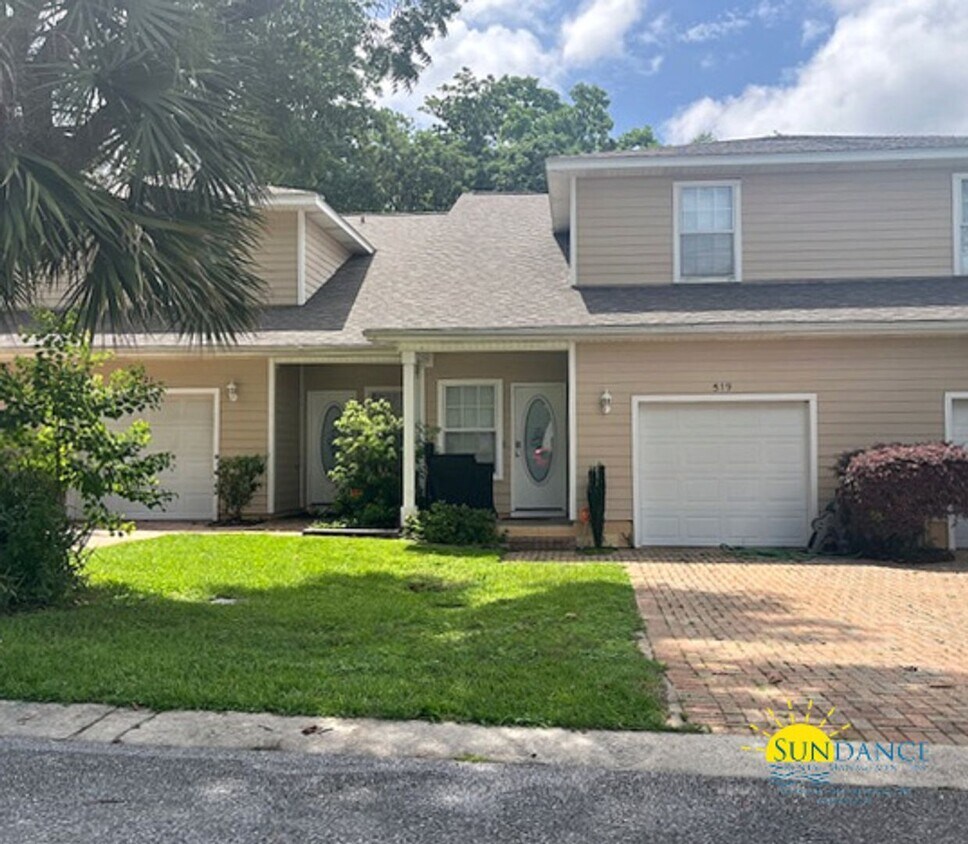 Foto principal - Location is everything and this property i...