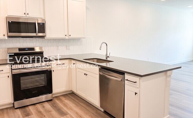 Foto del edificio - 3 Bed/2.5 Bath Town Home with Garage / Available Now!