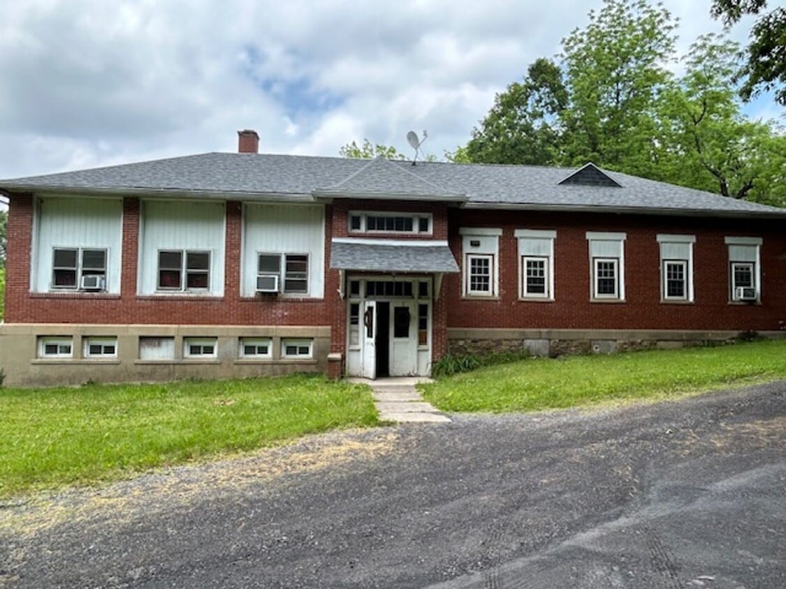 Primary Photo - 480 Spruce Hollow Rd