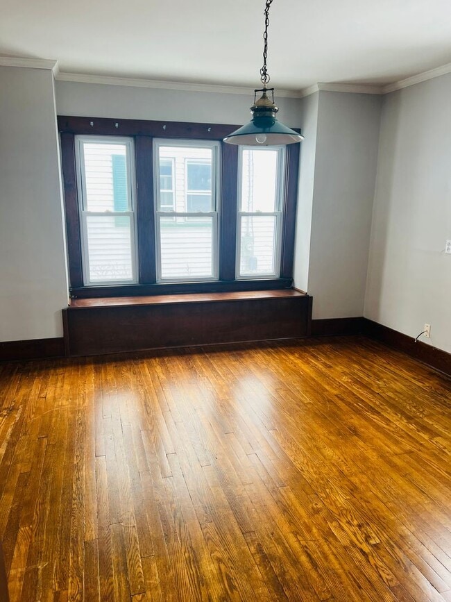 Building Photo - 3 br, 1 bath House - 556 Spruce Ave