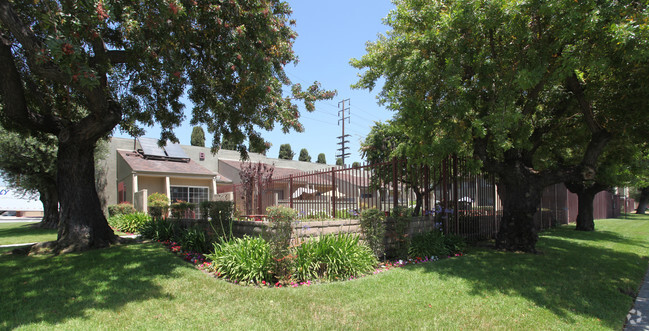 Foto del edificio - Pioneer Gardens Apartments