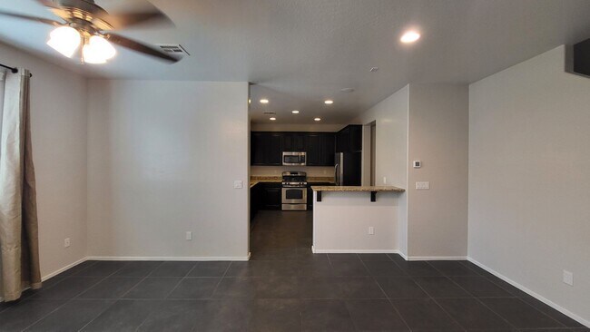 Foto del edificio - Beautiful two-story house near Summerlin