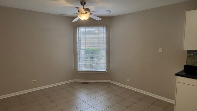 Foto del edificio - 243 Old Oak Ct W