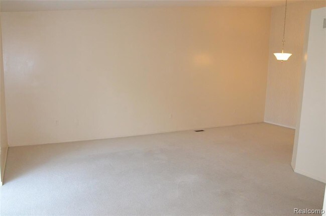 Building Photo - 2101 Vine Way Dr