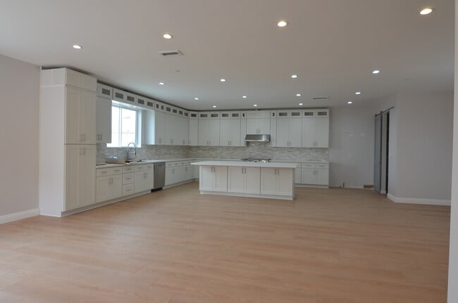 Building Photo - 634 5th St