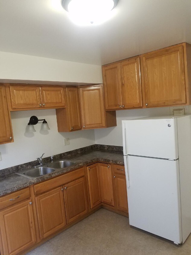 Kitchen - 2080 Lilac Ln