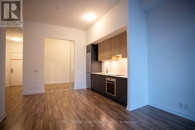 Building Photo - 120 Parliament St