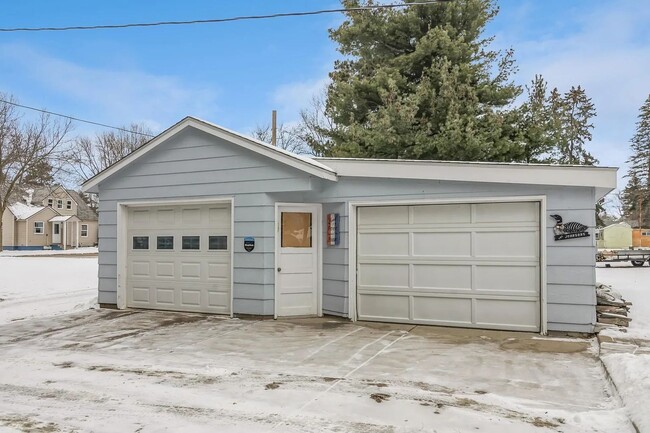 Building Photo - 3bd home with large garage and storage in ...