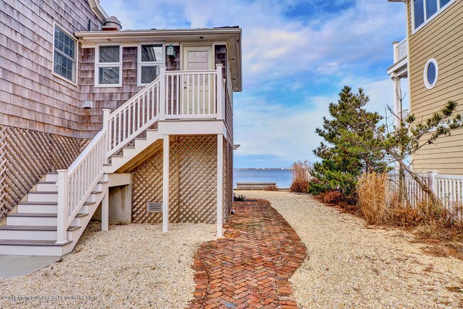 Building Photo - 547 Normandy Dr
