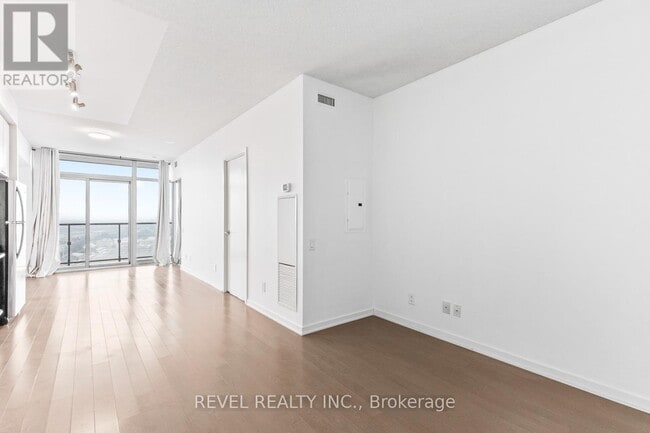 Building Photo - 105 The Queensway