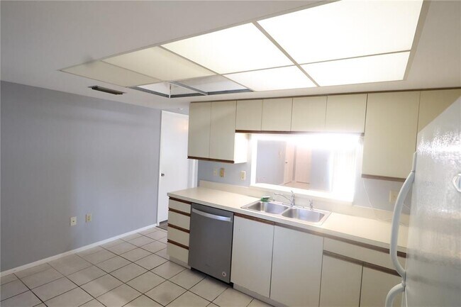 Building Photo - 2515 Bayshore Gardens Pkwy