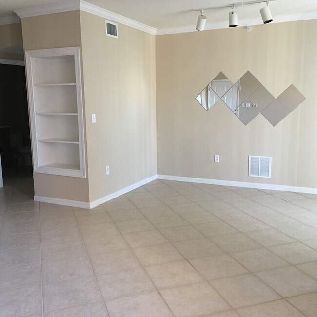 Building Photo - Large 1 bedroom