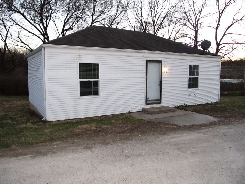 Primary Photo - 10705 Hickman Mills Dr