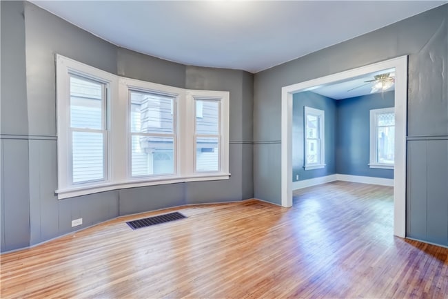 Foto del edificio - 223-225-225 Rosewood Terrace