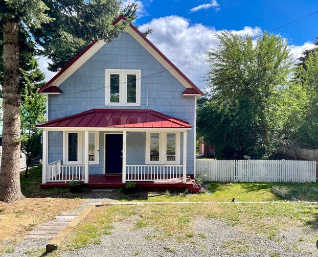 Building Photo - Charming Two-Story Home on Dead-End Road
