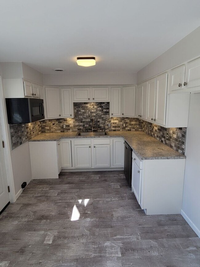 Foto del edificio - 2 Bedroom, 1 Bath Duplex w/Garage in Camanche, IA