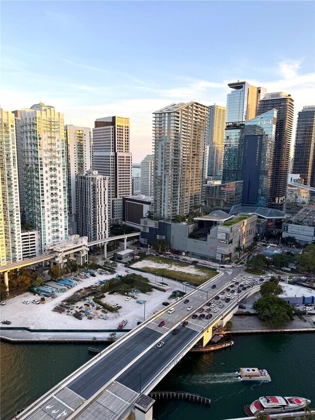 Foto del edificio - 350 S Miami Ave