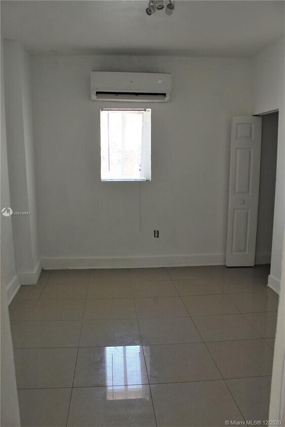 Foto del edificio - 876 SW 2nd St