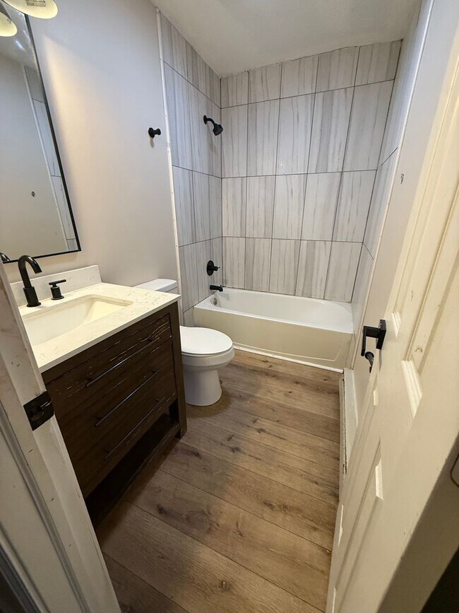 Building Photo - 3101-3105 S Madison St