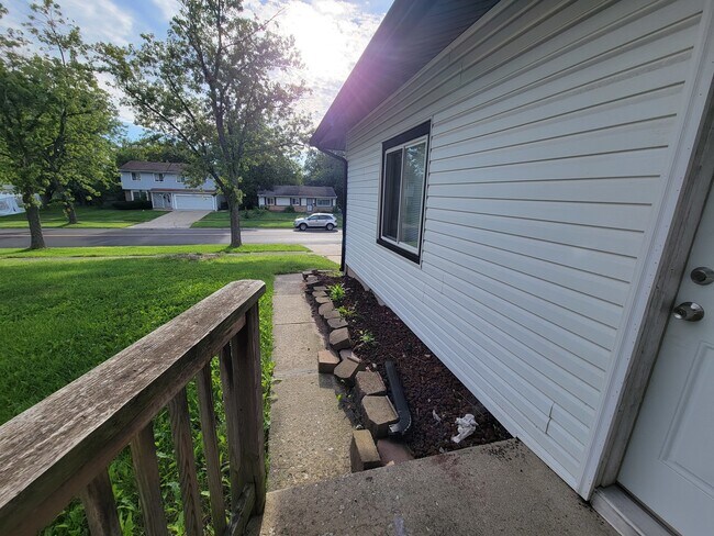 Building Photo - 906 Blackhawk Dr