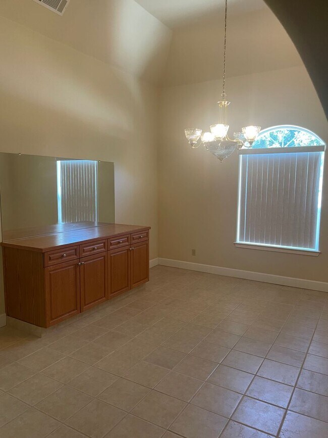 Building Photo - Stunning 4Bed, 3.5 Bath Home in Clovis wit...