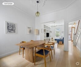Building Photo - 129 Calyer St