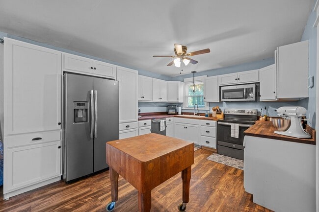 Building Photo - Charming 3-Bedroom Home with Spacious Back...