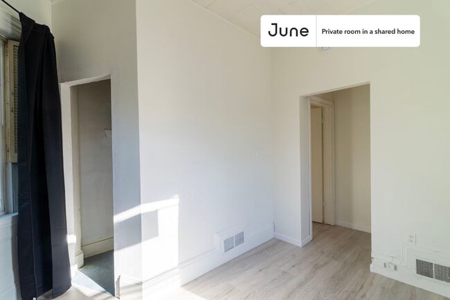 Building Photo - Private bedroom in 4 bed/1.5 bath Home