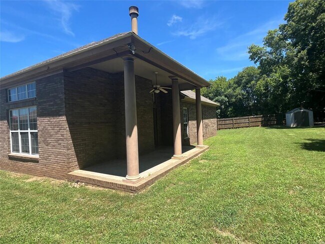 Foto del edificio - 1966 Chancellor Ridge Rd