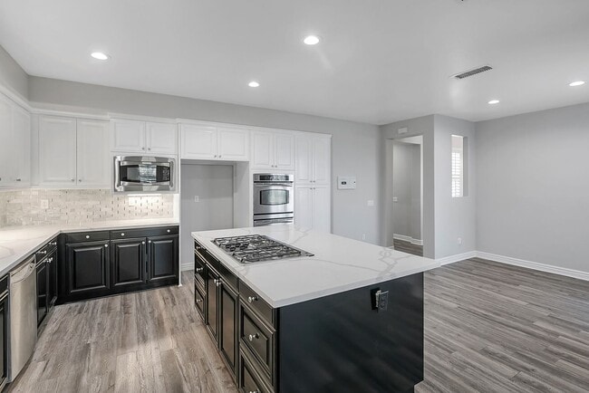 Building Photo - Gorgeous 5 Bedroom Home Behind the Gates i...