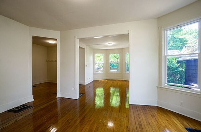 Building Photo - Available 06/01/26 - 5 Bedroom Townhouse c...