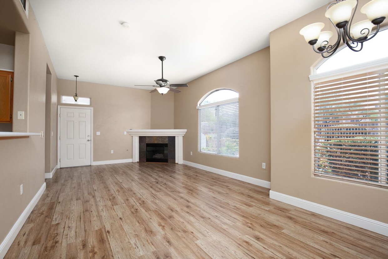 Foto principal - LARGE 2 BEDROOM, 2 BATH GROUND FLOOR CONDO...