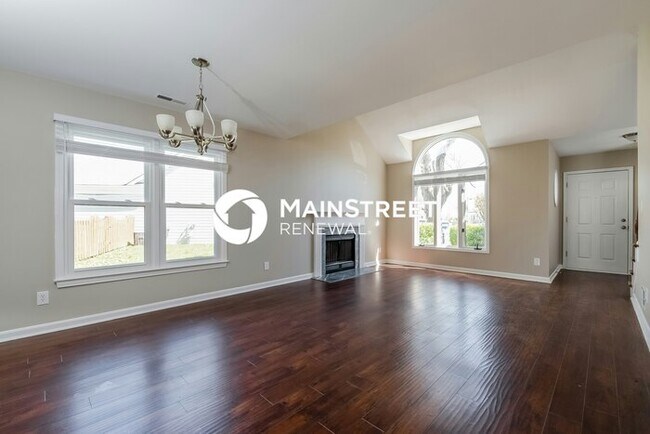 Building Photo - 3 Bedroom Pet-Friendly Home in Louisville, KY with Main Street Renewal
