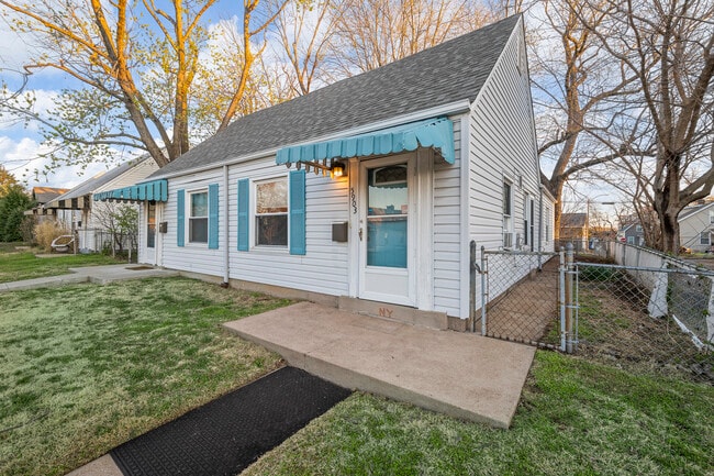 5903 with private fenced side yard - 5903 W Park Ave