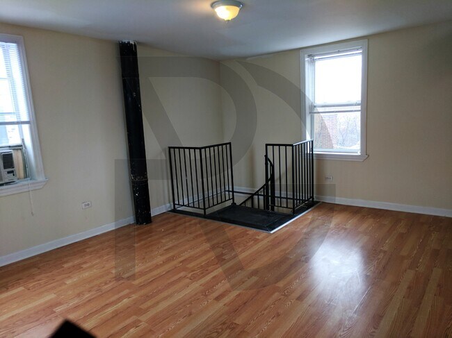 Building Photo - 627 W Oakdale Ave