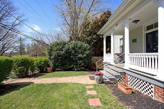 Foto del edificio - Charming Pet-Friendly Downtown Home Near UVA Medical Center