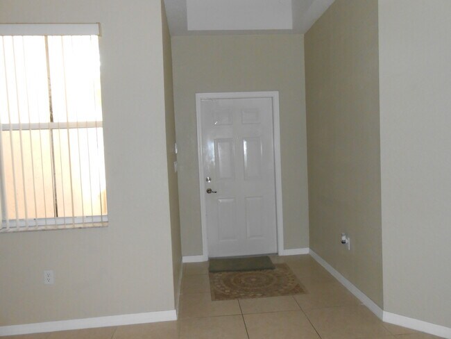 Entrada - 12470 SW 122nd St