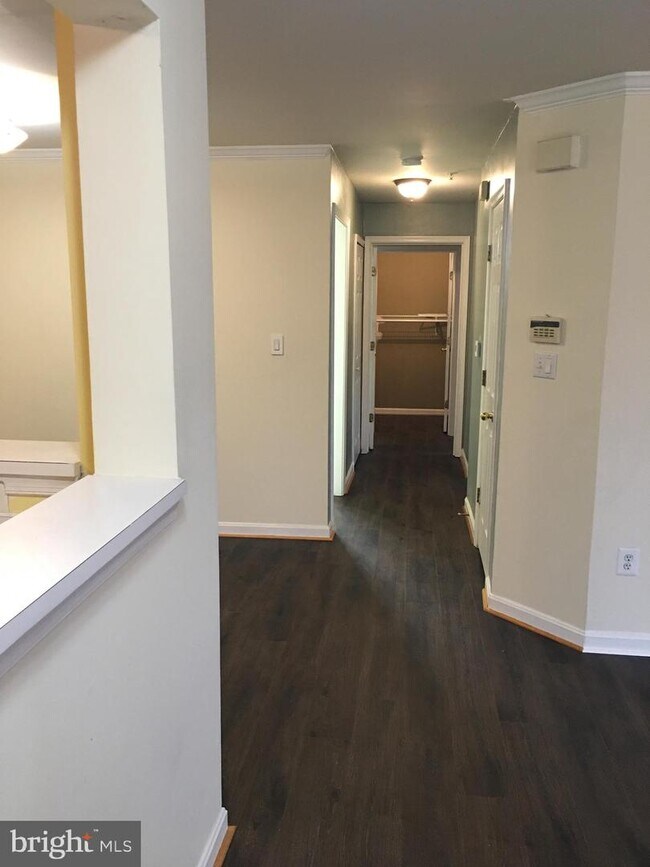 Building Photo - 1087 Hillside Lake Terrace