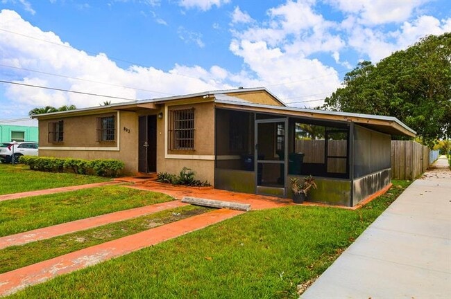 Foto del edificio - 893 NW 2nd St