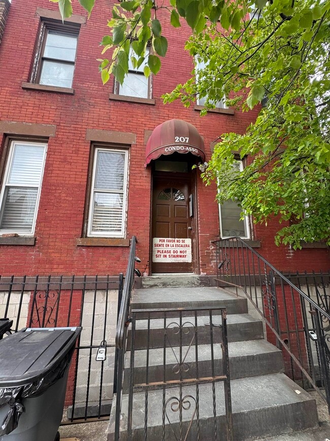 Building Photo - 207 15th St