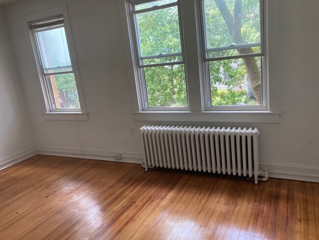 Living rm 17x 14 - 504 13th St SE